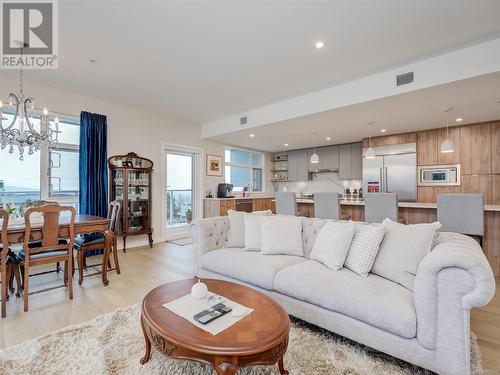 404 5120 Cordova Bay Rd, Saanich, BC - Indoor Photo Showing Living Room