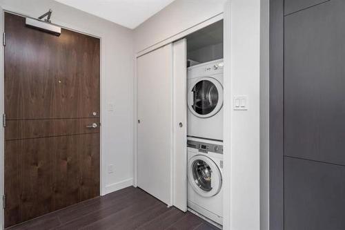 901 13750 100 Avenue, Surrey, BC - Indoor Photo Showing Laundry Room