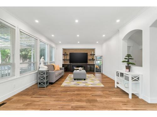 6151 166A Street, Surrey, BC - Indoor Photo Showing Living Room