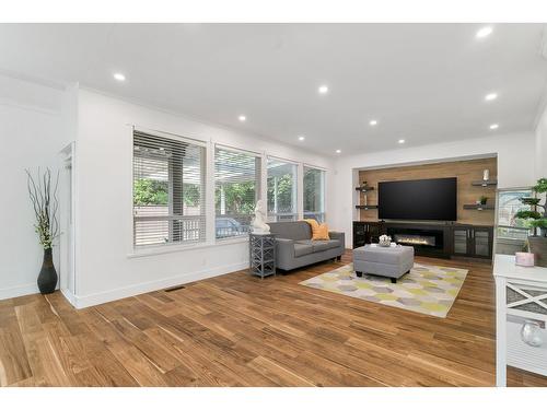 6151 166A Street, Surrey, BC - Indoor Photo Showing Living Room