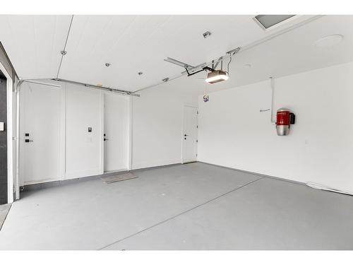 15584 89B Avenue, Surrey, BC - Indoor Photo Showing Garage