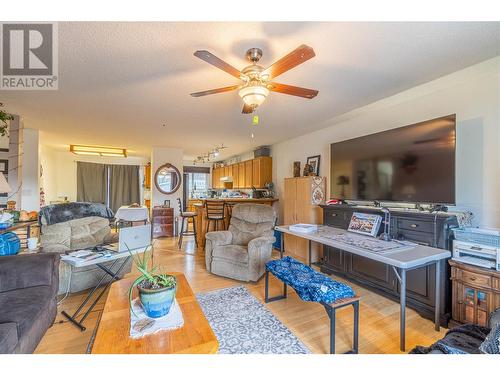 1737 Leighton Place, Kamloops, BC - Indoor Photo Showing Living Room