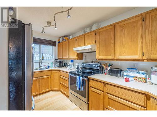 1737 Leighton Place, Kamloops, BC - Indoor Photo Showing Kitchen