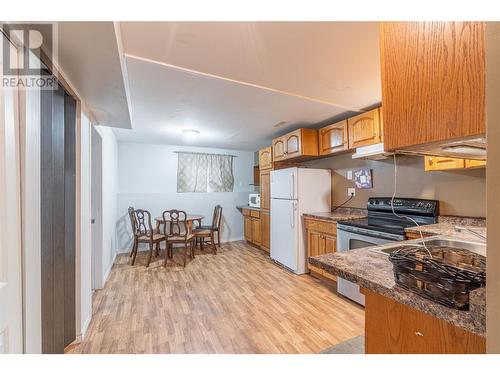 1737 Leighton Place, Kamloops, BC - Indoor Photo Showing Kitchen