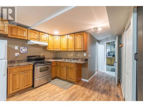 1737 Leighton Place, Kamloops, BC - Indoor Photo Showing Kitchen