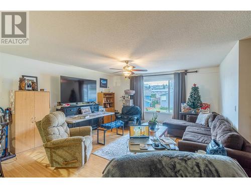 1737 Leighton Place, Kamloops, BC - Indoor Photo Showing Living Room