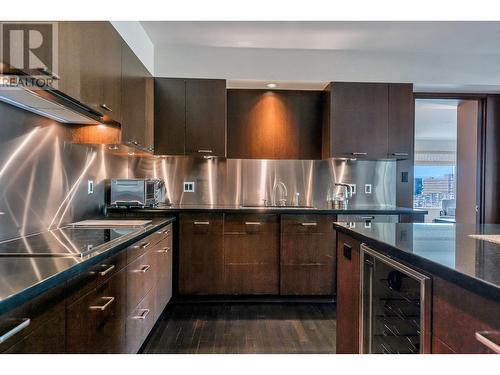 902 1600 Hornby Street, Vancouver, BC - Indoor Photo Showing Kitchen