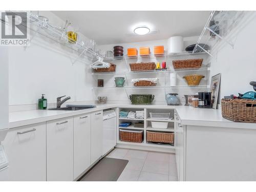 902 1600 Hornby Street, Vancouver, BC - Indoor Photo Showing Kitchen