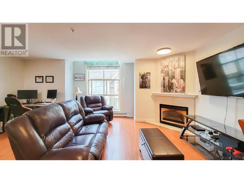 21 2378 Rindall Avenue, Port Coquitlam, BC - Indoor Photo Showing Living Room With Fireplace