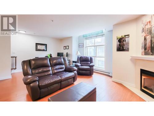 21 2378 Rindall Avenue, Port Coquitlam, BC - Indoor Photo Showing Living Room With Fireplace