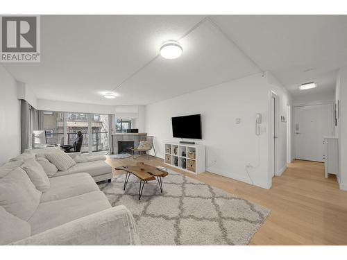 307 1515 Chesterfield Avenue, North Vancouver, BC - Indoor Photo Showing Living Room