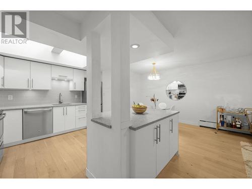 307 1515 Chesterfield Avenue, North Vancouver, BC - Indoor Photo Showing Kitchen With Upgraded Kitchen