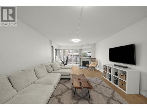 307 1515 Chesterfield Avenue, North Vancouver, BC - Indoor Photo Showing Living Room