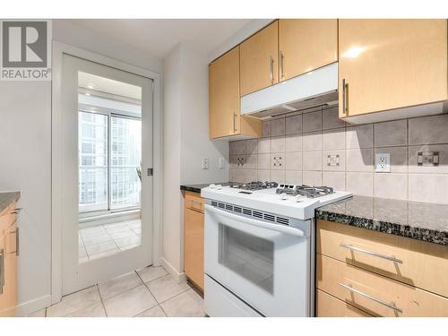 2703 193 Aquarius Mews, Vancouver, BC - Indoor Photo Showing Kitchen