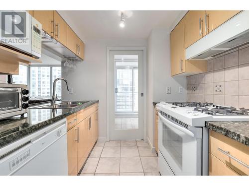 2703 193 Aquarius Mews, Vancouver, BC - Indoor Photo Showing Kitchen