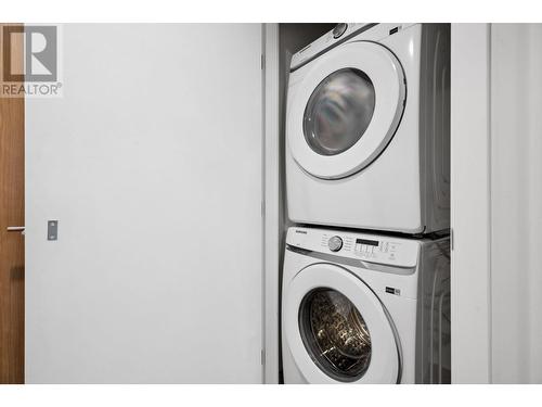 1703 2108 Gilmore Avenue, Burnaby, BC - Indoor Photo Showing Laundry Room