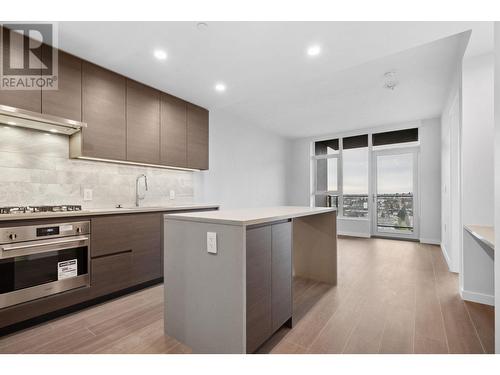 1703 2108 Gilmore Avenue, Burnaby, BC - Indoor Photo Showing Kitchen With Upgraded Kitchen