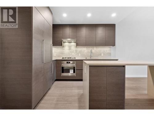 1703 2108 Gilmore Avenue, Burnaby, BC - Indoor Photo Showing Kitchen With Upgraded Kitchen