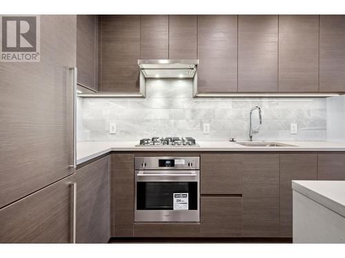 1703 2108 Gilmore Avenue, Burnaby, BC - Indoor Photo Showing Kitchen With Upgraded Kitchen