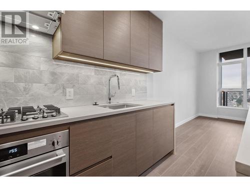 1703 2108 Gilmore Avenue, Burnaby, BC - Indoor Photo Showing Kitchen