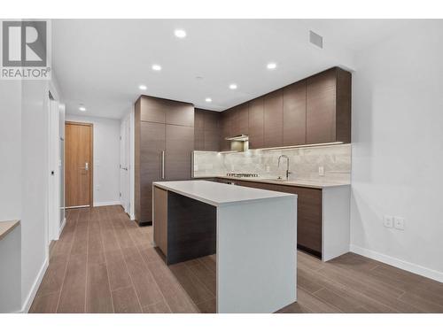 1703 2108 Gilmore Avenue, Burnaby, BC - Indoor Photo Showing Kitchen