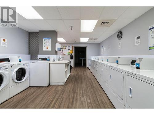 602 2008 Fullerton Avenue, North Vancouver, BC - Indoor Photo Showing Laundry Room