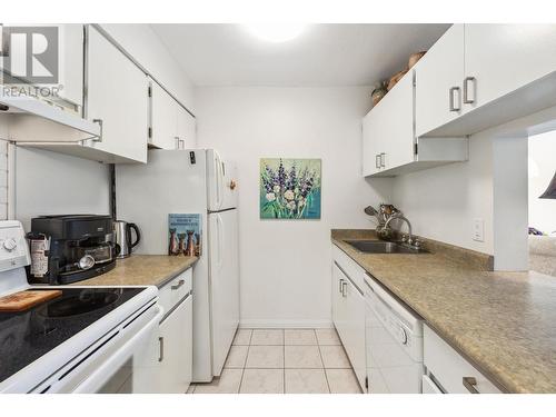 602 2008 Fullerton Avenue, North Vancouver, BC - Indoor Photo Showing Kitchen