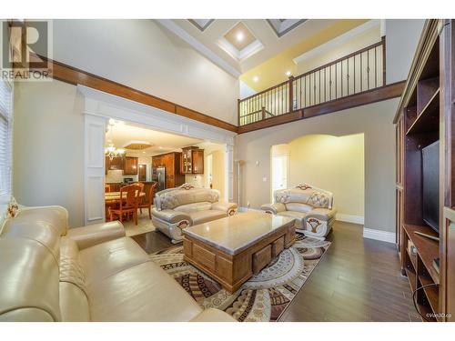 6040 Adams Place, Richmond, BC - Indoor Photo Showing Living Room