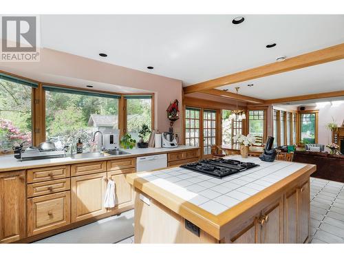 1295 Sinclair Street, West Vancouver, BC - Indoor Photo Showing Kitchen