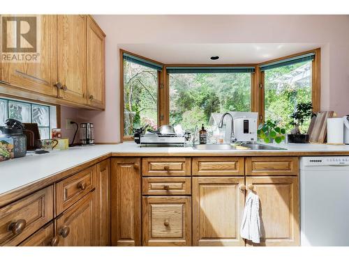 1295 Sinclair Street, West Vancouver, BC - Indoor Photo Showing Kitchen