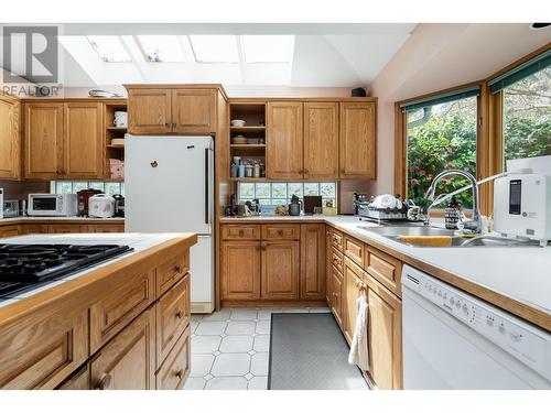 1295 Sinclair Street, West Vancouver, BC - Indoor Photo Showing Kitchen