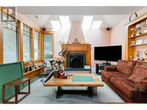 1295 Sinclair Street, West Vancouver, BC - Indoor Photo Showing Living Room With Fireplace