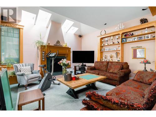 1295 Sinclair Street, West Vancouver, BC - Indoor Photo Showing Living Room