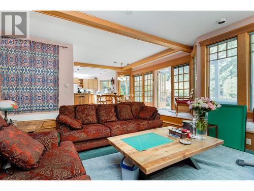 1295 Sinclair Street, West Vancouver, BC - Indoor Photo Showing Living Room