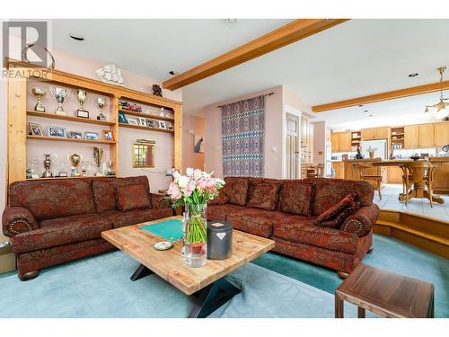 1295 Sinclair Street, West Vancouver, BC - Indoor Photo Showing Living Room