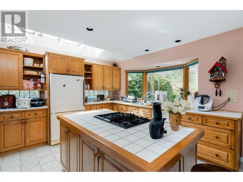 1295 Sinclair Street, West Vancouver, BC - Indoor Photo Showing Kitchen