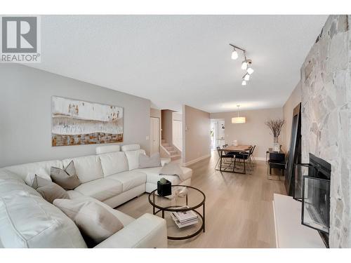 1209 Cypress Place, Port Moody, BC - Indoor Photo Showing Living Room