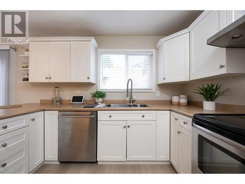 1209 Cypress Place, Port Moody, BC - Indoor Photo Showing Kitchen With Double Sink