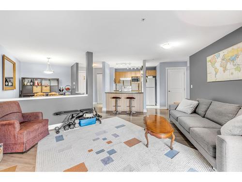 311 19366 65 Street, Surrey, BC - Indoor Photo Showing Living Room