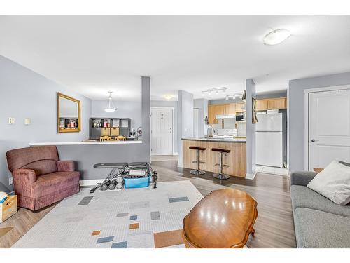 311 19366 65 Street, Surrey, BC - Indoor Photo Showing Living Room