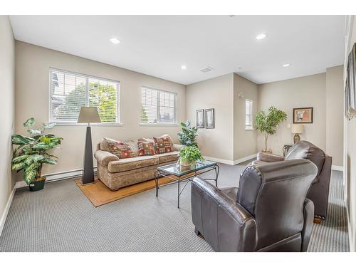 311 19366 65 Street, Surrey, BC - Indoor Photo Showing Living Room