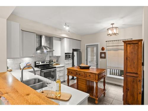 21 15065 58 Avenue, Surrey, BC - Indoor Photo Showing Kitchen With Double Sink With Upgraded Kitchen