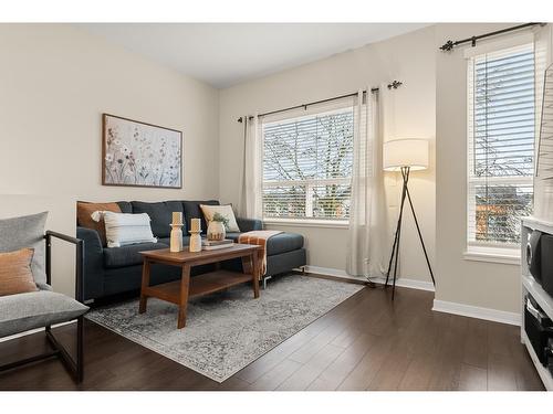 21 15065 58 Avenue, Surrey, BC - Indoor Photo Showing Living Room