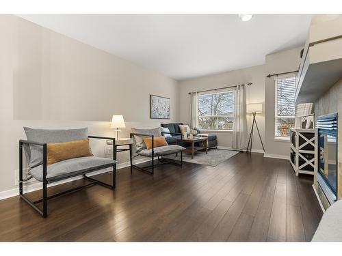 21 15065 58 Avenue, Surrey, BC - Indoor Photo Showing Living Room