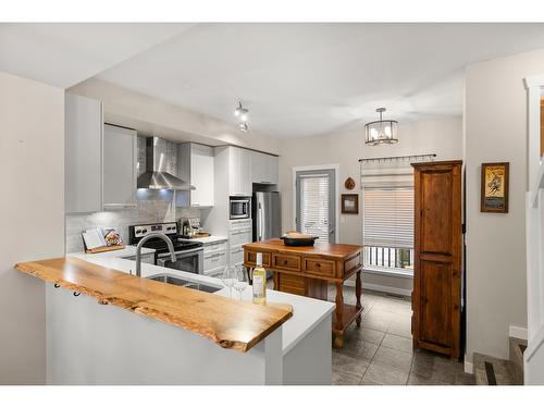 21 15065 58 Avenue, Surrey, BC - Indoor Photo Showing Kitchen With Double Sink