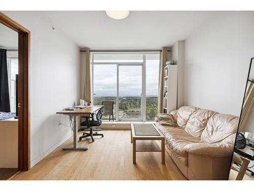 4402 13495 Central Avenue, Surrey, BC - Indoor Photo Showing Living Room