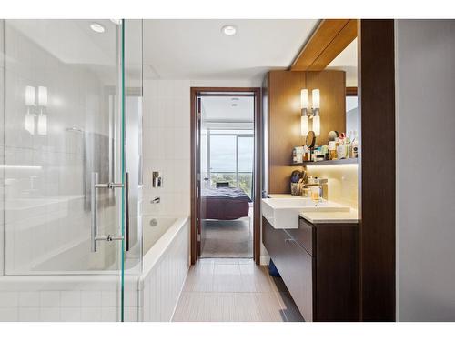 4402 13495 Central Avenue, Surrey, BC - Indoor Photo Showing Bathroom