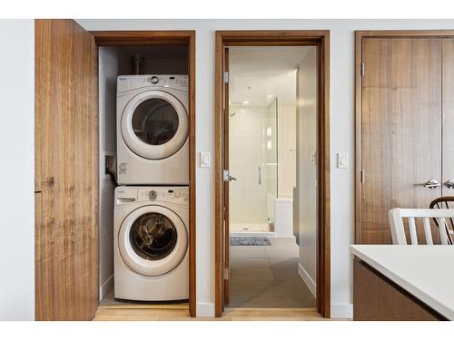 4402 13495 Central Avenue, Surrey, BC - Indoor Photo Showing Laundry Room