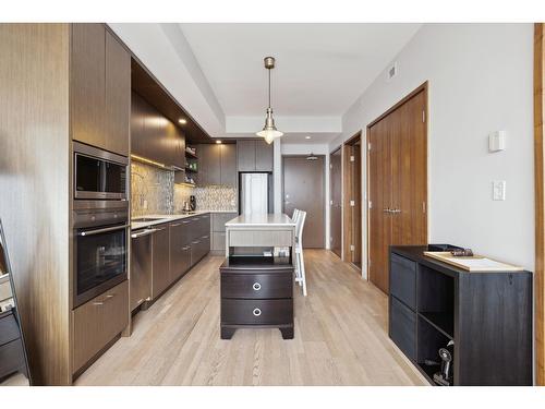 4402 13495 Central Avenue, Surrey, BC - Indoor Photo Showing Kitchen