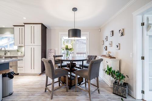 13950 Blackburn Avenue, White Rock, BC - Indoor Photo Showing Dining Room